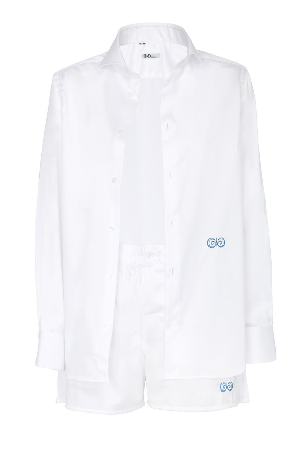 Camicia e boxer bianchi Caramì in popeline no stiro con simboli azzurri ricamati, completo su fondo bianco